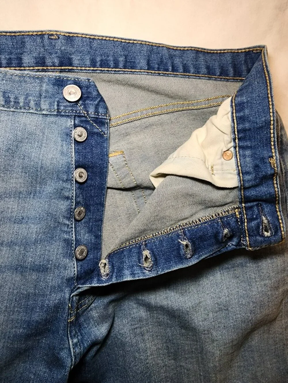 Levi's 501 Original Fit Jeans W35 L30 Light Wash Button Fly Straight Leg